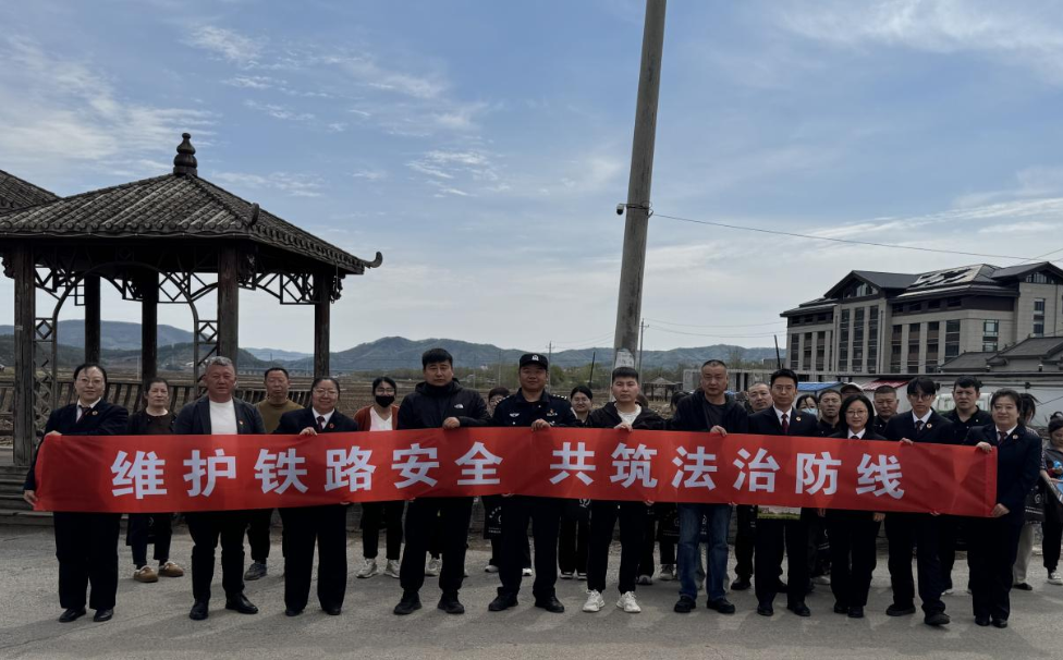 守法规 保安全 畅旅途——沈阳铁路运输检察院开展护航沈白高铁法治宣传活动（2）